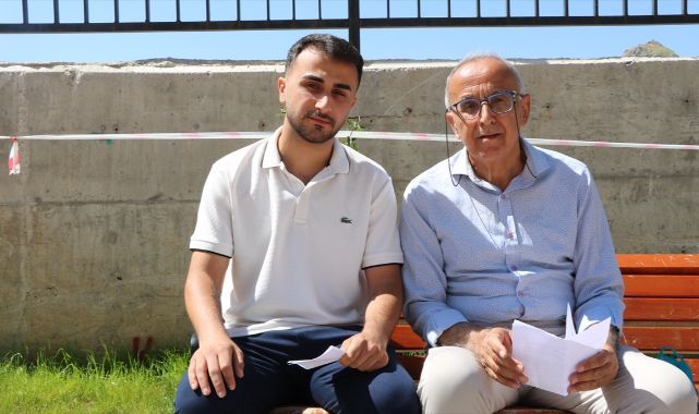 Emekli öğretmen oğluyla sınava girdi