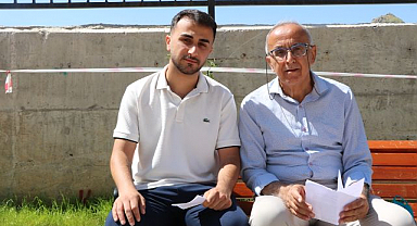 Emekli öğretmen oğluyla sınava girdi