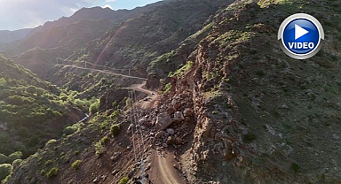 Erzurum'da dev kayalar yine yolu kapattı 