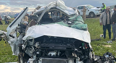 Erzurum'da devrilen hafif ticari araçtaki 3 kişi öldü