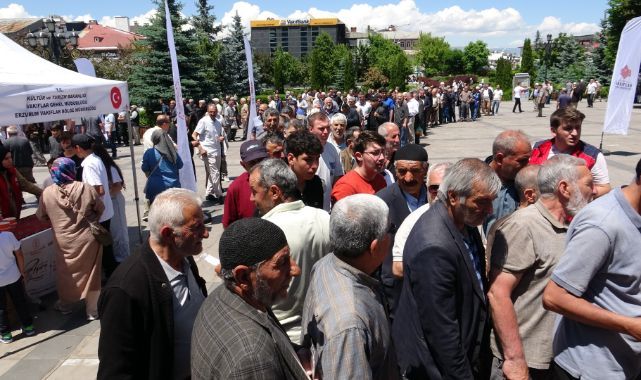 Erzurum'da geleneksel aşure ikramı