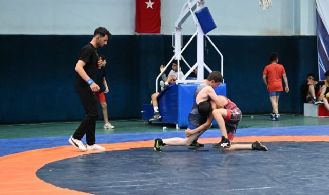 Erzurum'da minik güreşçiler minderde ter döktü