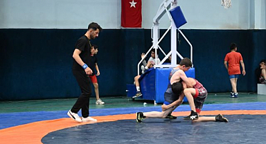 Erzurum'da minik güreşçiler minderde ter döktü