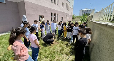 Erzurum'da minikler öğretmenleri adına fidan dikti