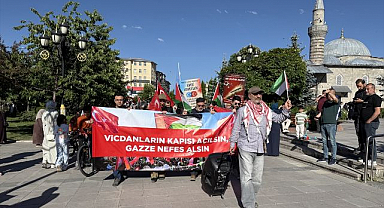 Erzurum'da sağlıkçılar Gazze için sessiz yürüyüşlerini 136. haftada sürdürdü