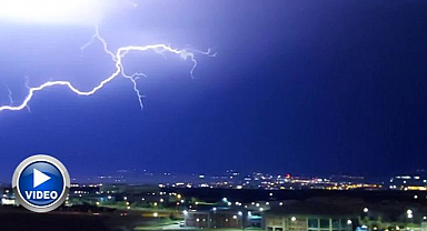 Erzurum'da şimşekler geceyi aydınlattı 
