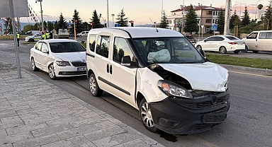 Erzurum'da trafik kazası! 2 araç birbirine girdi