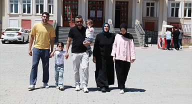 Ev hanımı anne iki çocuğuyla üniversite sınavına girdi