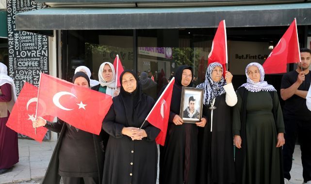 Evlat nöbetinde umutlu bekleyiş sürüyor