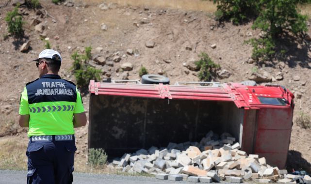 Feci kaza!  Kamyonet yan yattı
