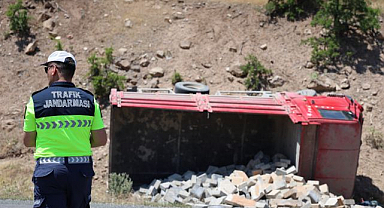 Feci kaza!  Kamyonet yan yattı