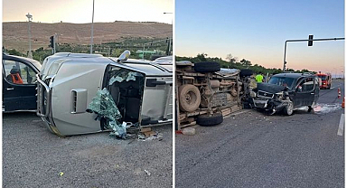 Feci kazada araç içerisinde sıkıştılar