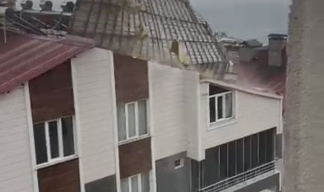 Fırtına çatıları uçurdu! Göz gözü görmedi