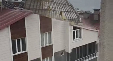 Fırtına çatıları uçurdu! Göz gözü görmedi
