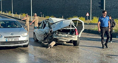 Freni tutmayan kamyonet kırmızı ışıkta duran otomobile çarptı
