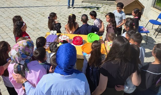 Gönüllüler öğrencilerle bir araya geldi