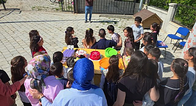 Gönüllüler öğrencilerle bir araya geldi