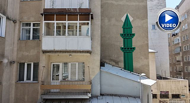 Görenler bir daha bakıyor! Minareye yer bulamayınca çareyi duvarda buldular