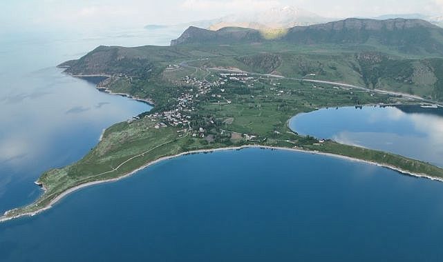 Güzelliğiyle büyüledi