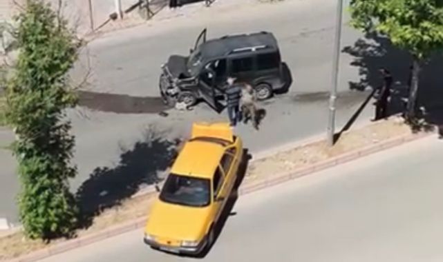 Hafif ticari araç ile otomobil çarpıştı