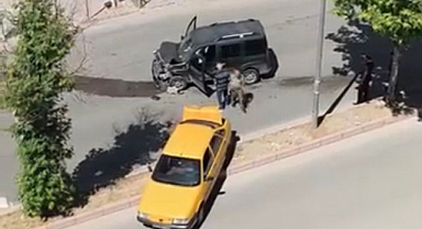 Hafif ticari araç ile otomobil çarpıştı