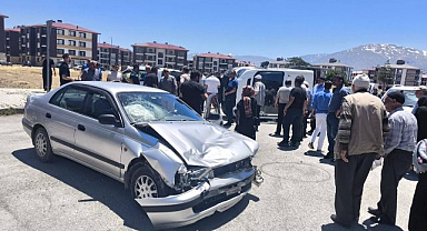 İki araç çarpıştı, kamyonet devrildi