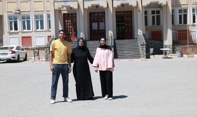 İki çocuğuyla YKS heyecanını yaşadı