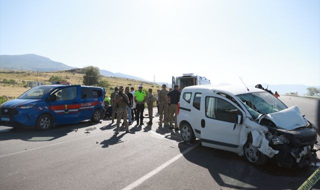 Jandarma personelinin bulunduğu araçta kaza