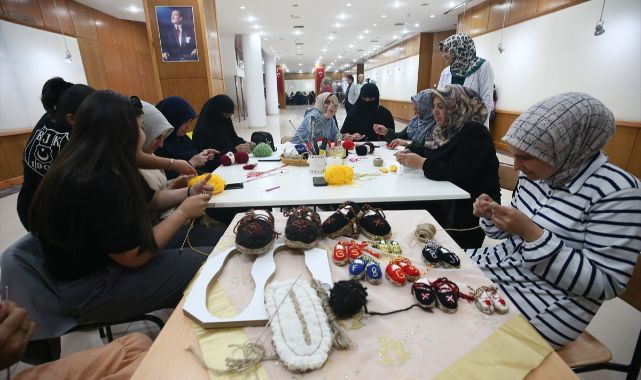 Kadınlar el emeklerini sergiledi