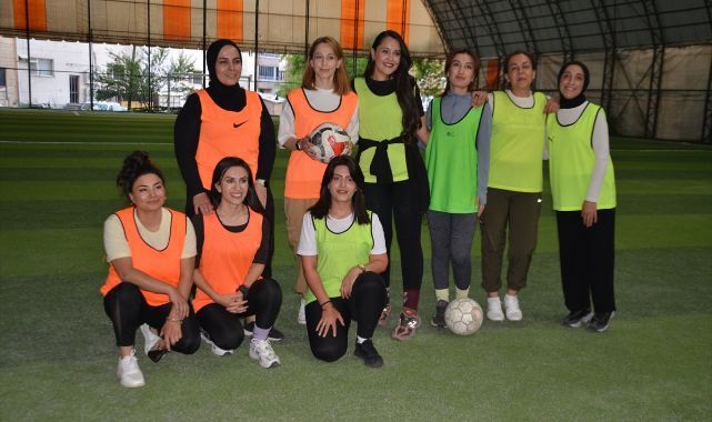 Kadınlar halı sahaya indi