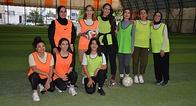 Kadınlar halı sahaya indi