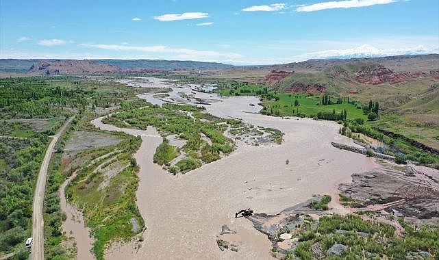 Karlar eridi Aras Nehri'nin debisi yükseldi