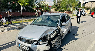 Kaza yapan sürücü aracını bırakıp kaçtı