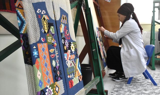Kilim motifleri kıyafetlerde yeniden hayat buldu