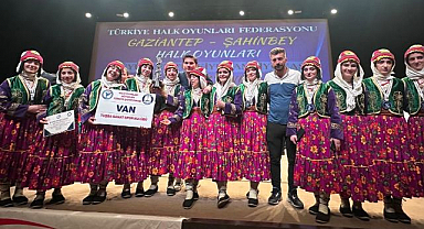 Kızlar halk oyunlarında tarih yazdı