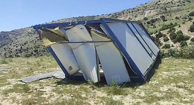 Konteyner fırtınaya dayanamadı