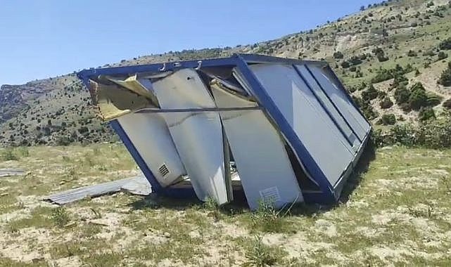 Konteyner fırtınaya dayanamadı