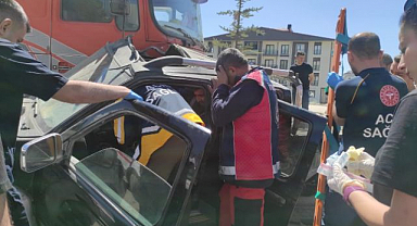 Korkutan kaza: Hafif ticari araç vinçle çarpıştı