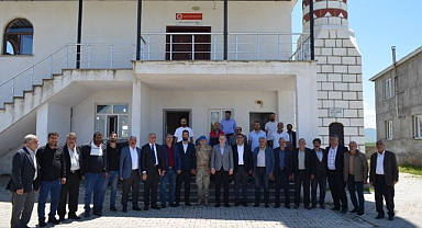 Köy köy gezerek vatandaşların talebini dinliyor