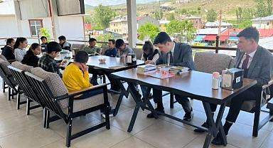 Köy okulunun tiyatro ekibine anlamlı ödül
