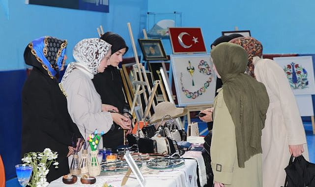 Kursiyerlerin el emeği eserleri görücüye çıktı