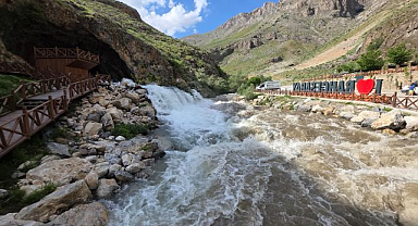 Mağaradan çıkan doğal su kaynağı ilgi odağı oldu   
