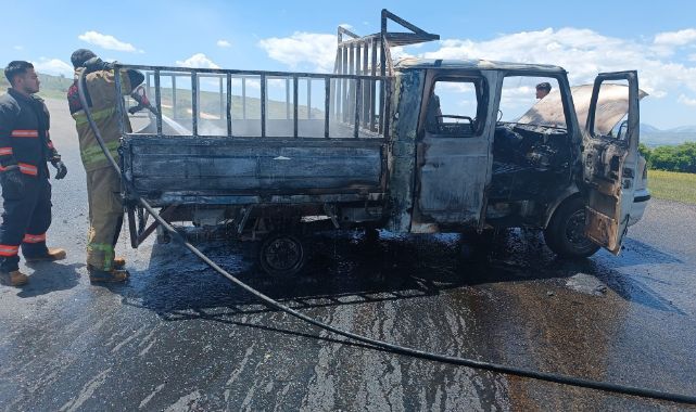 Mazot ve yağ yüklü kamyonet alevlere teslim oldu   
