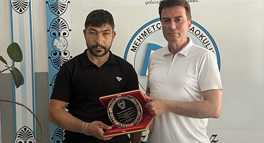 Mehmetçik Ortaokulunda anlamlı vefa: Hizmetliye plaket