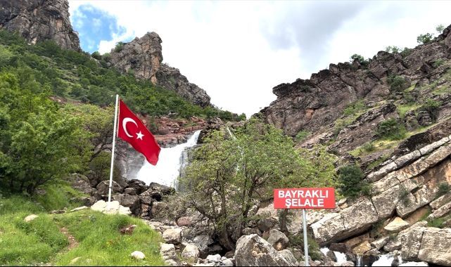 Mehmetçikten sınırda anlamlı dokunuş: Bayraklı şelale