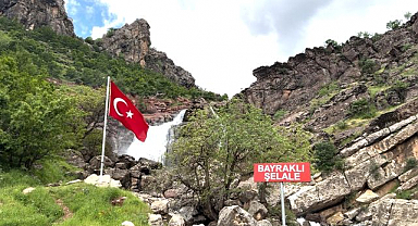 Mehmetçikten sınırda anlamlı dokunuş: Bayraklı şelale