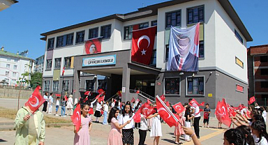 Minikler karne heyecanını yaşadı