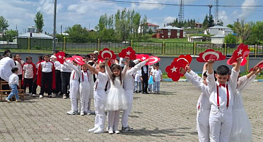 Miniklerin gösterileri büyük alkış aldı