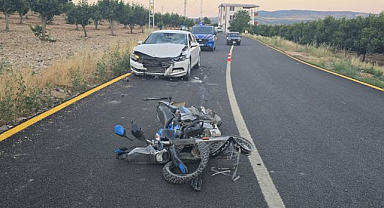 Motosiklet ile otomobil çarpıştı