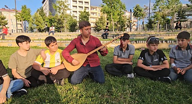 Müziği seçti, Yaşıtlarına yol gösterdi